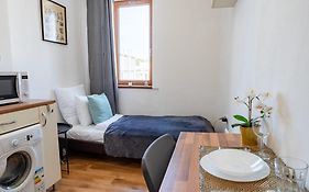 Central - Bright - Calm Studio For Solo Travellers